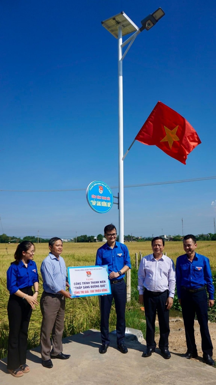 Đồng chí Bùi Quang Huy – Bí thư thứ nhất BCH Trung ương Đoàn  công tác tại xã Phước Sơn, huyện Tuy phước