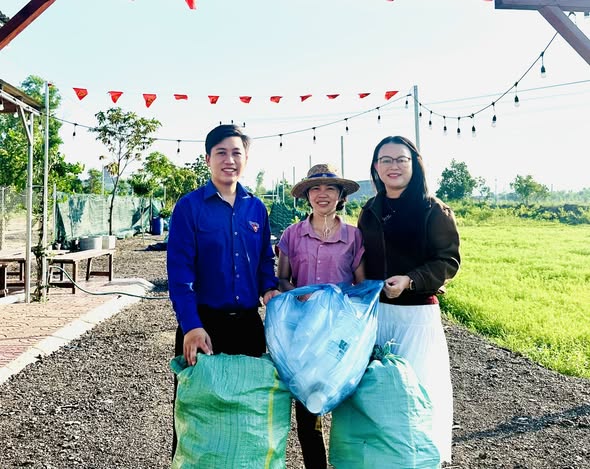 “LY NHỰA NHỎ – HÀNH ĐỘNG XANH” LAN TỎA Ý THỨC BẢO VỆ MÔI TRƯỜNG